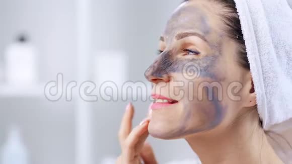 年轻女性敷面膜过程中的面部侧视视频的预览图
