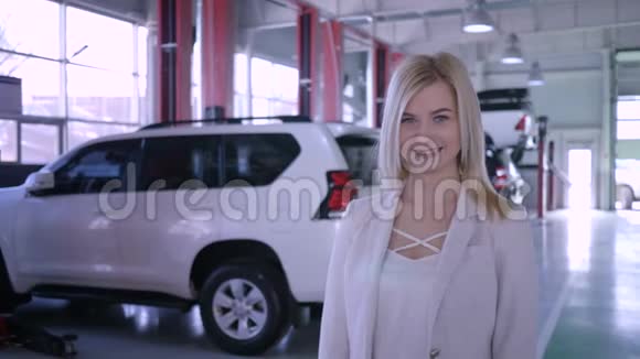 加油站专业维修后带车钥匙的幸福顾客女性画像视频的预览图