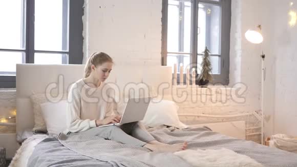 背疼的小女孩在床上工作视频的预览图