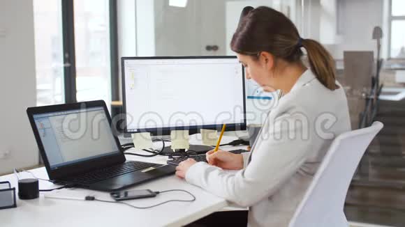 有笔记和电脑的程序员视频的预览图