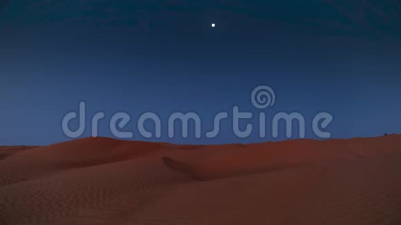 清晨沙漠中有月亮视频的预览图
