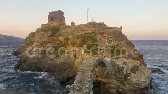 希腊安德罗斯岛的老城堡旅游目的地视频的预览图