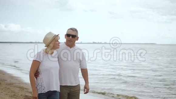 退休的男人和成熟的女人一起寻找海洋表面视频的预览图