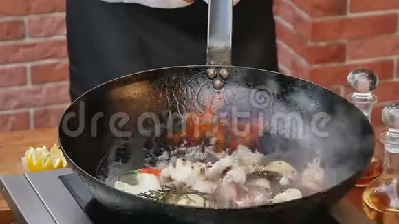在平底锅中烹饪和混合海鲜视频的预览图