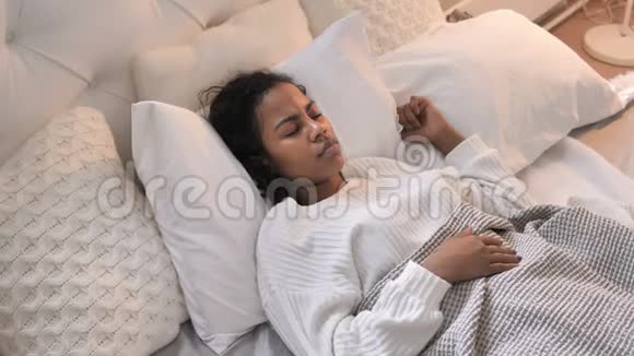 非洲女孩躺在床上睡觉的最佳视角视频的预览图