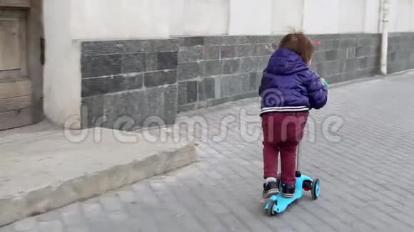 孩子们在公园里骑滑板车免费儿童视频的预览图