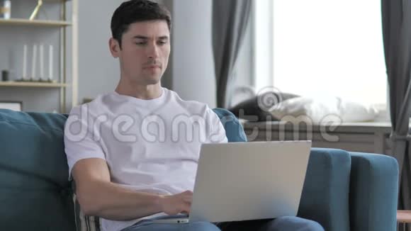 生病的年轻人在笔记本电脑上咳嗽视频的预览图