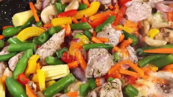 蔬菜炖肉和肉炖在锅中低热美味的菜肴特写视频的预览图