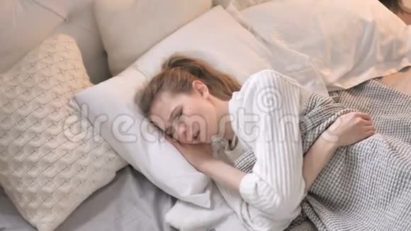 床上咳嗽少女的最高景观视频的预览图