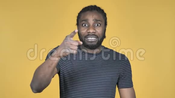 黄色背景下愤怒的非洲男子视频的预览图