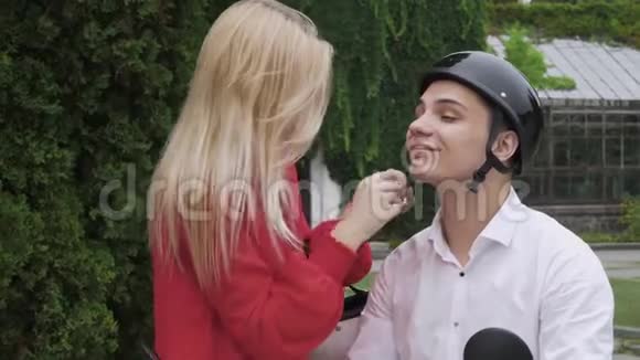 年轻女孩帮男人戴上头盔视频的预览图