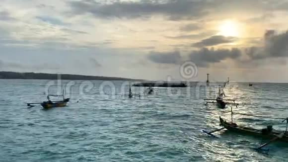 巴厘岛有渔船的晚间海洋景观视频的预览图