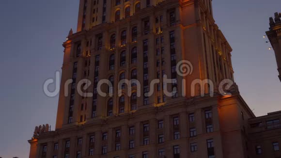美丽的艺术装饰风格的老建筑橙色立面突出显示上面的星星视频的预览图