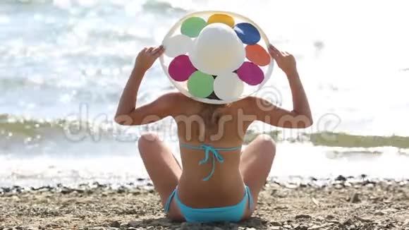 女孩在海滩上做瑜伽姿势洗澡视频的预览图