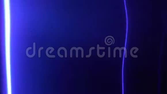 等离子管与蓝色发光闪电在黑暗中展览特写视频的预览图