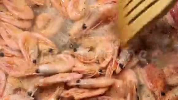 做海鲜普隆比罗万尼亚的过程把酒精倒在锅里点燃虾海洋食物视频的预览图