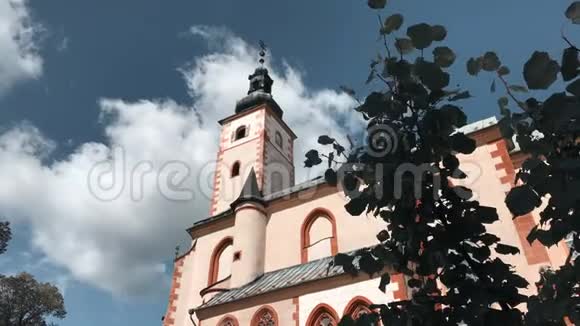 斯洛伐克班斯卡比斯特里察的旅游景点圣母玛利亚教堂古老的哥特式教堂外部视频的预览图