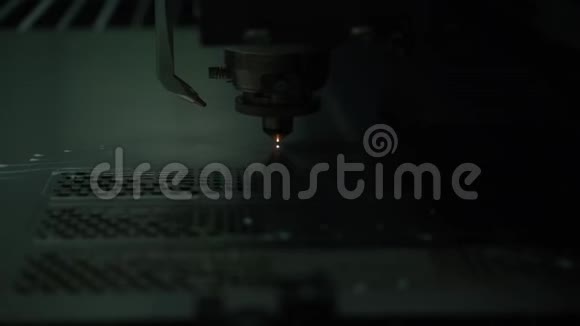 超慢速vdoEDM激光切割机演示特写视频的预览图