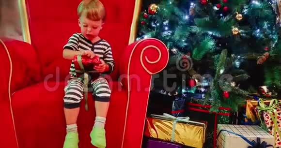 可爱的小男孩在圣诞前夜玩得开心视频的预览图