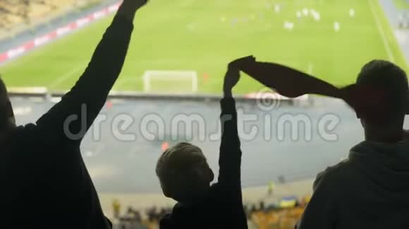 支持国家队的儿童围巾足球迷后视视频的预览图