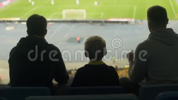 足球迷在体育场观看比赛对失败感到沮丧视频的预览图