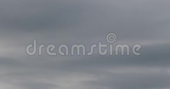 黑暗模糊的云覆盖物在天空中移动视频的预览图