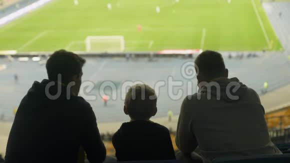 男朋友带着孩子静静地在体育场看足球无聊的比赛失败视频的预览图