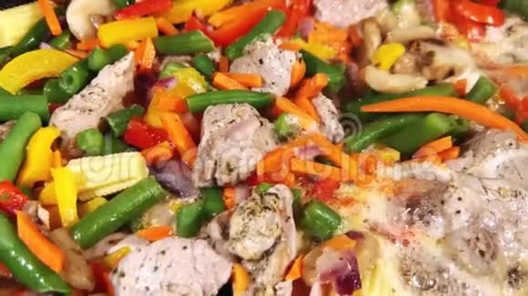 蔬菜炖肉和肉炖在锅中低热美味的菜肴特写视频的预览图