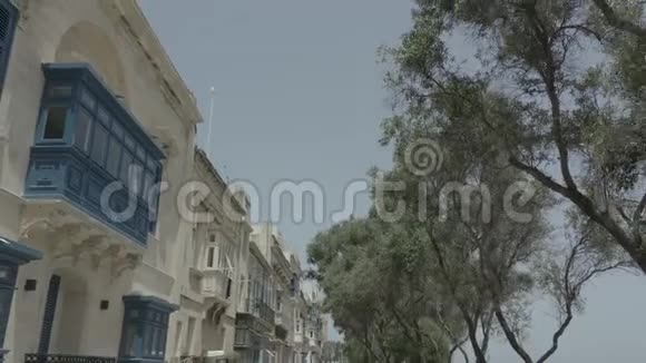 无人机飞回美丽的老街靠近大海在瓦莱塔马耳他旧的老式的窗户阳台4K视频的预览图