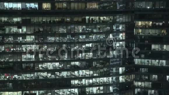 市中心摩天大楼立面的延时镜头夜间被锁定视频的预览图