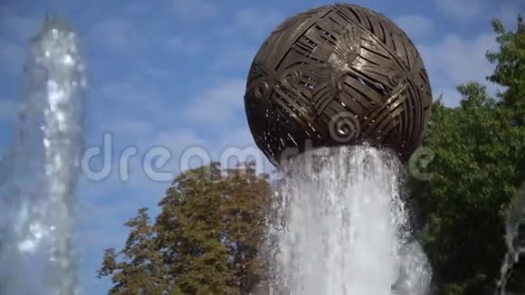 圆形球体喷泉喷泉运动花园喷泉视频的预览图