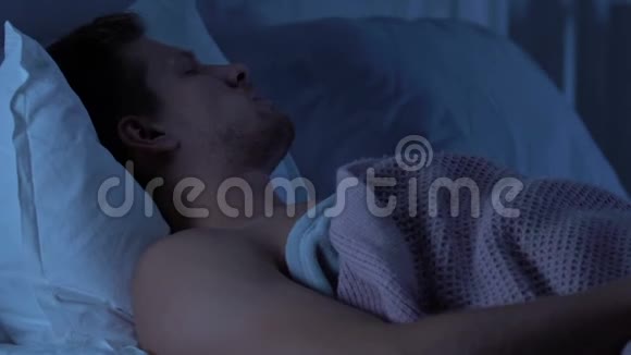 年轻男性在长时间紧张的工作后做焦虑梦在睡梦中交谈视频的预览图