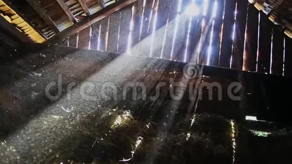阳光穿透了旧谷仓的木板缝隙视频的预览图
