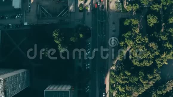 波兰华沙中心街道和建筑物的高空俯视图视频的预览图
