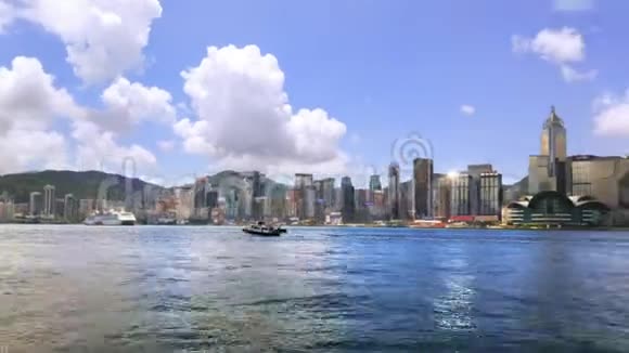 香港天际线恐慌视频美丽的摩天大楼多云的天空视频的预览图