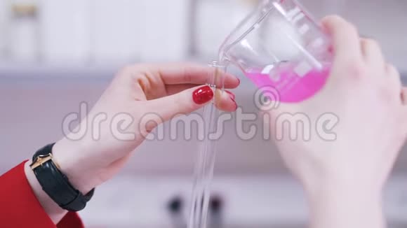 科学家把液体倒入试管中视频的预览图
