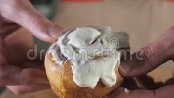 糕点厨师用奶油打破他的手肉桂卷视频的预览图