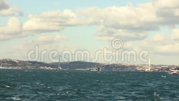 美丽的伊斯坦布尔景色船只与游客沿着博斯普鲁斯海峡游泳黄金之角的船只流动视频的预览图
