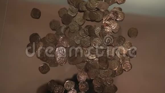 古老的钱币洒在玻璃上视频的预览图