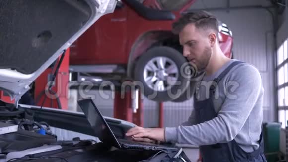 现代计算机技术在汽车修理中专业技术人员使用笔记本电脑诊断车辆并在视频的预览图