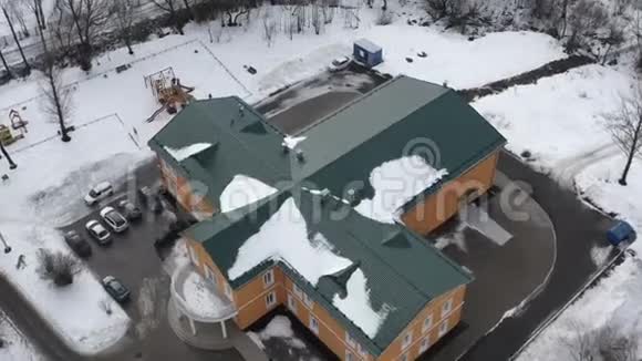 一座明亮的橙色房子矗立在灰色的砖房附近坐落在有新旧历史建筑的住宅区附近视频的预览图