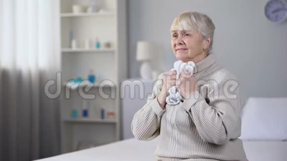 不幸的老太太独自坐在医疗中心哭泣需要治疗视频的预览图