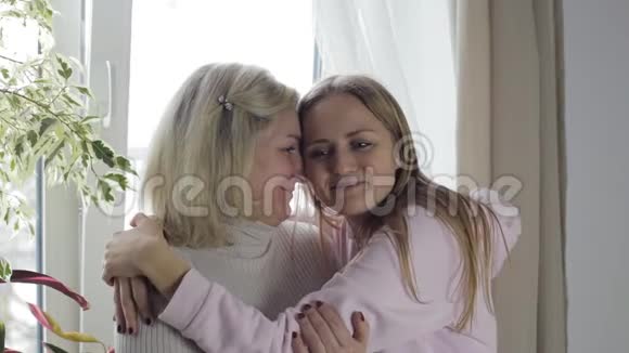 母女两人拥抱交谈视频的预览图