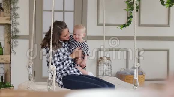 妈妈和小女孩玩耍拥抱快乐的家庭视频的预览图