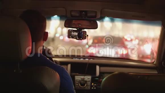 傍晚城市交通堵塞时驾车行驶的后景视频的预览图