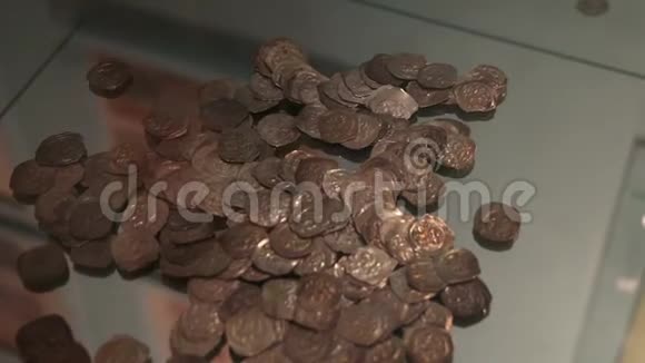 古老的钱币洒在玻璃上视频的预览图