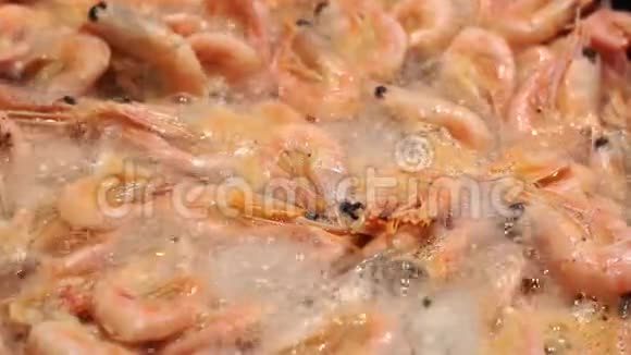 在锅里炖虾做海鲜视频的预览图
