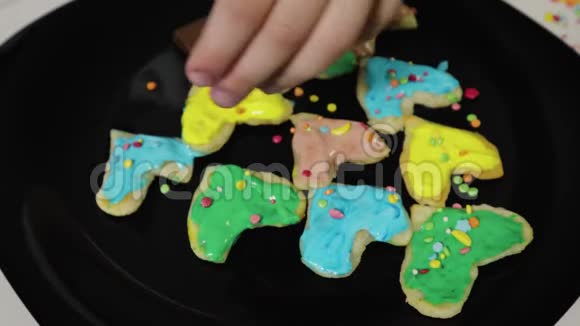 特写一个女孩一个孩子洒上甜蜜的糖果美味的饼干折叠在圣诞树上视频的预览图