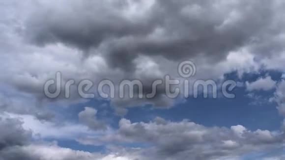 风暴形成云层天空时间流逝云层移动得很快60fps全高清视频的预览图