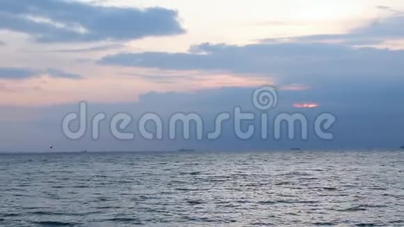 旅行和假期黑海防波堤附近美丽的蓝色海浪的镜头视频的预览图